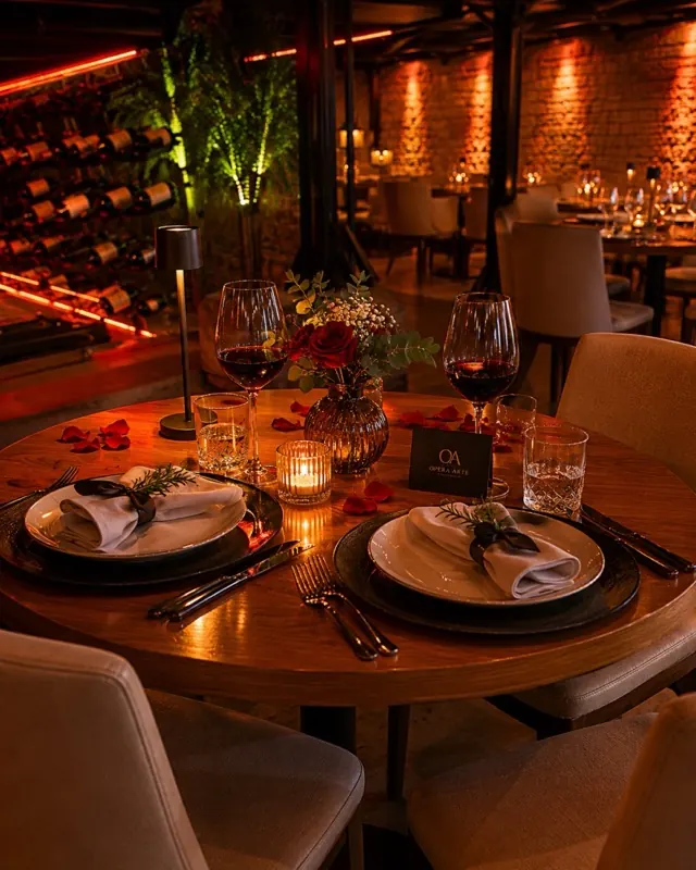 Mesa posta para jantar no restaurante
