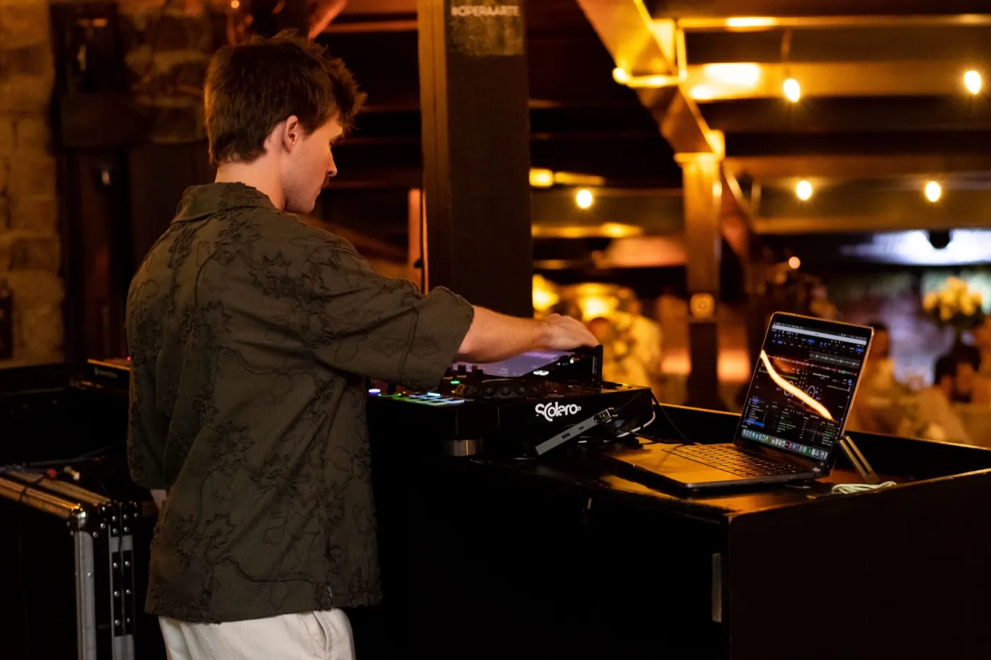 DJ na cabine em noite de festa no Ópera Arte