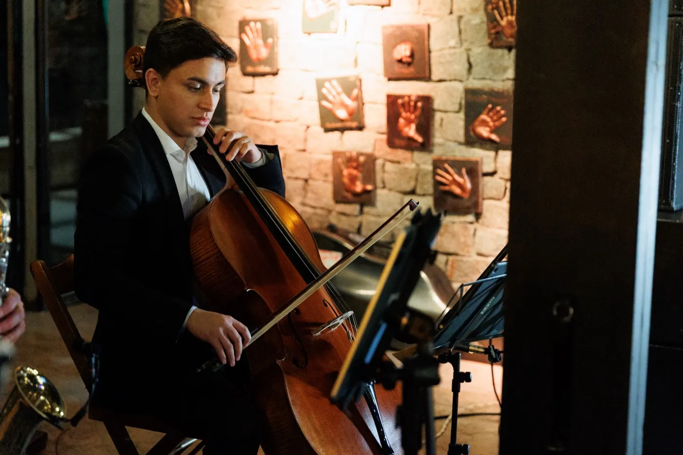 Violoncelista tocando ao vivo no Ópera Arte