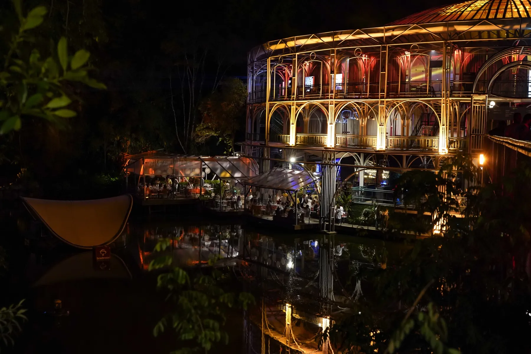 Ópera de Arame iluminada à noite sobre o lago