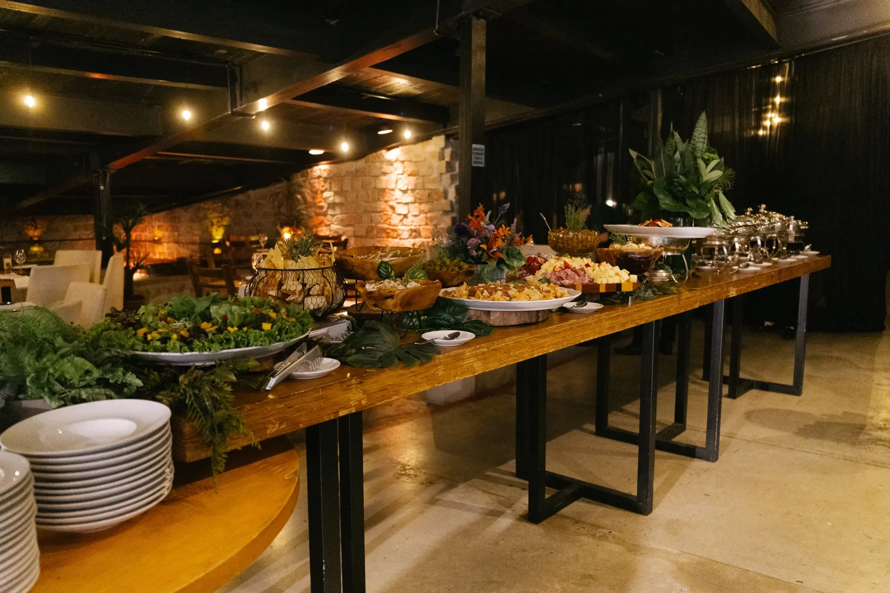 Longa mesa de banquete servida no salão do Ópera Arte
