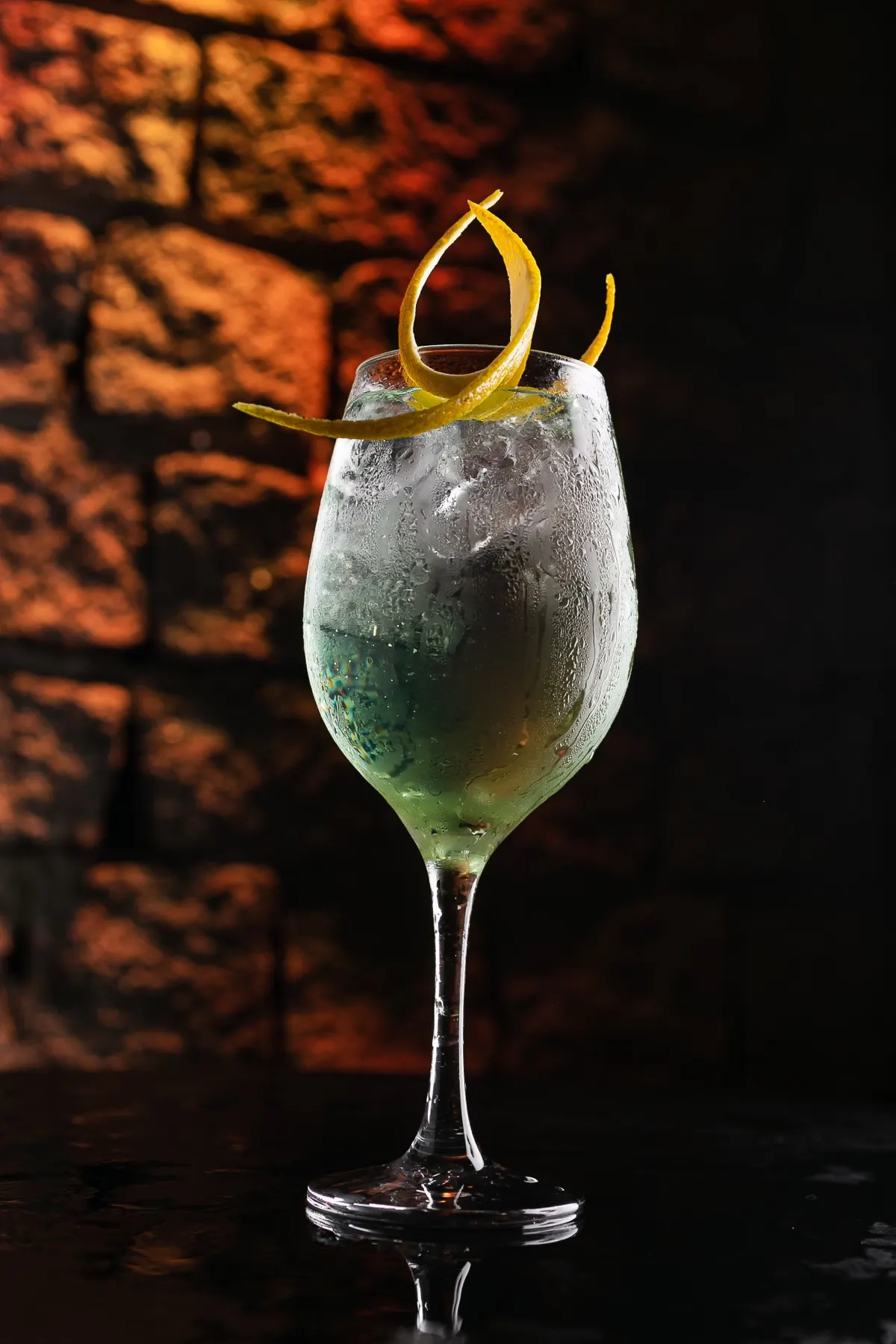 Drink autoral na taça, servido no bar do Ópera Arte