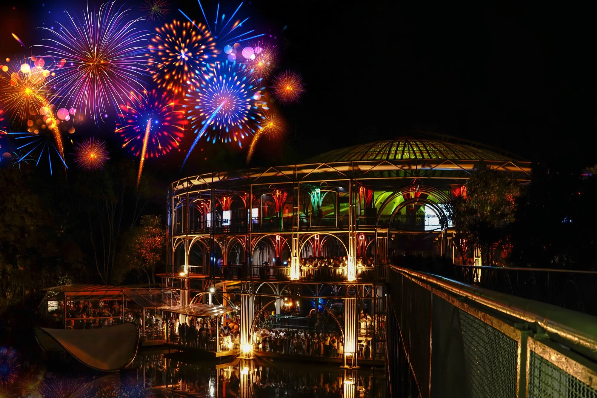 Fogos sobre a Ópera Arte e o lago da Ópera de Arame na virada